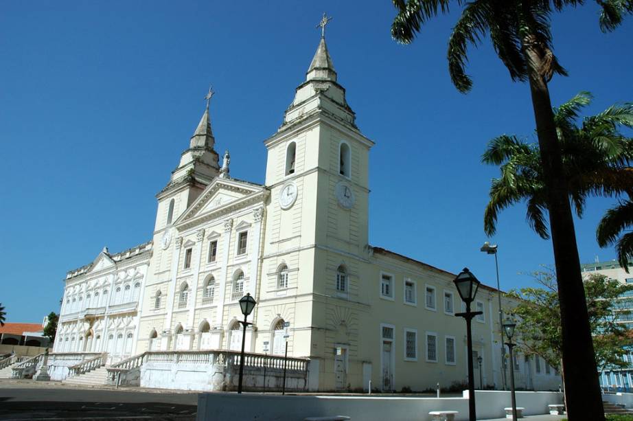 Construída por jesuítas, a <a href="http://viajeaqui.abril.com.br/estabelecimentos/br-ma-sao-luis-atracao-catedral-da-se" rel="Catedral da Sé" target="_blank">Catedral da Sé</a> em <a href="http://viajeaqui.abril.com.br/cidades/br-ma-sao-luis" rel="São Luís (MA)" target="_blank">São Luís (MA)</a>, é uma homenagem a Nossa Senhora da Vitória, protetora dos portugueses nas batalhas contra o exército francês em São Luís