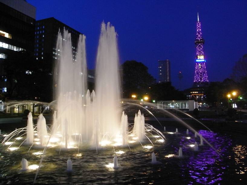 A avenida Odori Koen, com sua amplas ilhas e jardins é o centro cívico informal de Sapporo. A torre de TV é um dos marcos visuais mais importantes da cidade