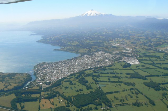 Vista aérea da cidade de Villarrica, às margens do lago homônimo