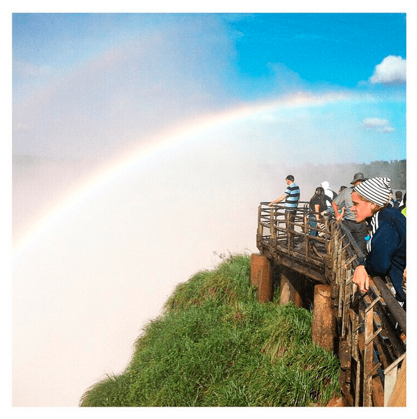 Todo mundo curtindo a duplo arco-íris nas cataratas do Iguaçu do lado argentino.