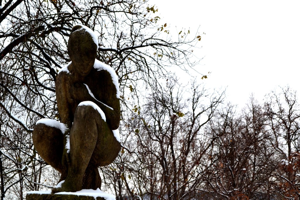 No inverno de Praga até a estátua passa frio