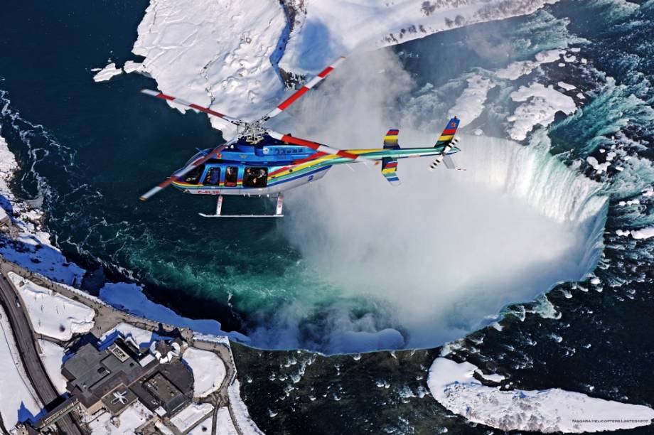 Voo de helicóptero sobre as Cataratas do Niágara