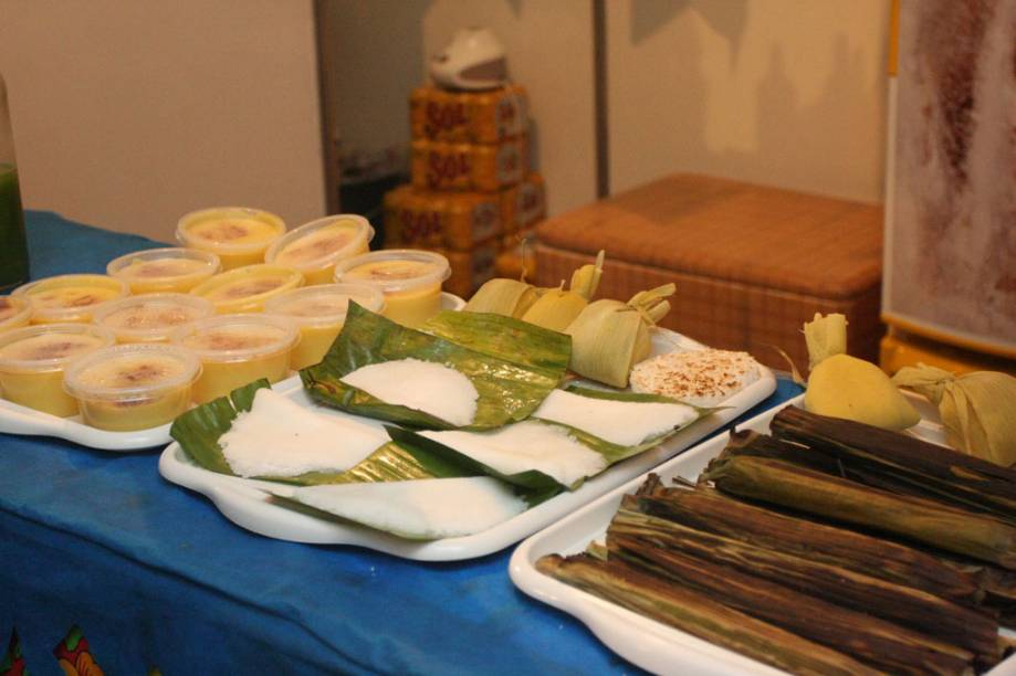 Cural, beijus, pamonha e pé-de-moleque enrolado em palha de bananeira são quitutes que você pode comer na Festa de São João, no Arraiá do Povo, na Orla de Atalaia em Aracaju, Sergipe