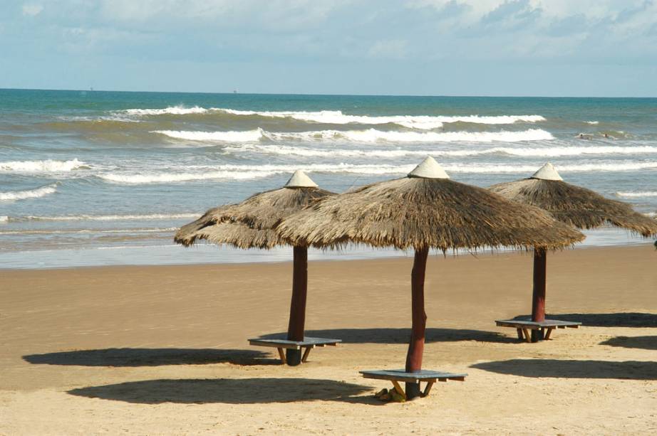 A praia do Refúgio, Aracaju, Sergipe, tem areia batida, coqueiros e barracas de praia