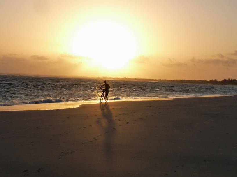 A praia do Saco em Aracaju (SE) é uma das mais preservadas da região e exibe enseada com coqueiros e dunas. Omar, um dos mais bonitos do litoral sergipano, é verde calmo. Aqui fica a foz do Rio Real, onde há barracas