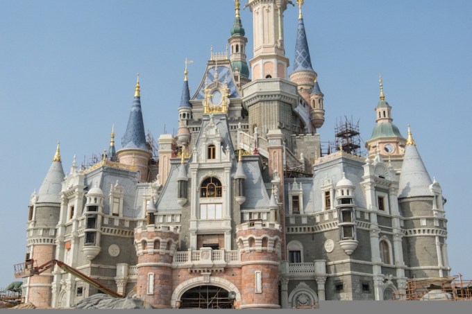 Shanghai_Disneyland_Castle.