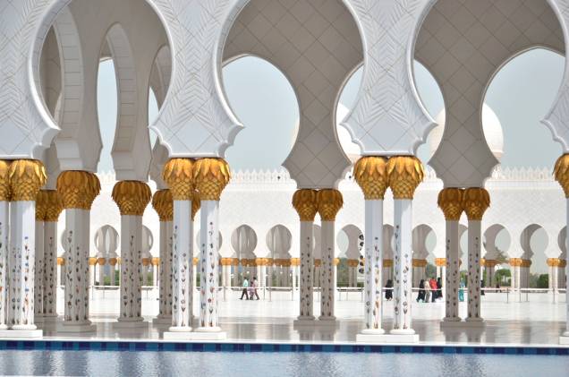 Detalhes das colunas e arcos da Grande Mesquita Sheikh Zayed: toneladas de mármore cobrem as superfícies, tornando o lugar branco de doer os olhos