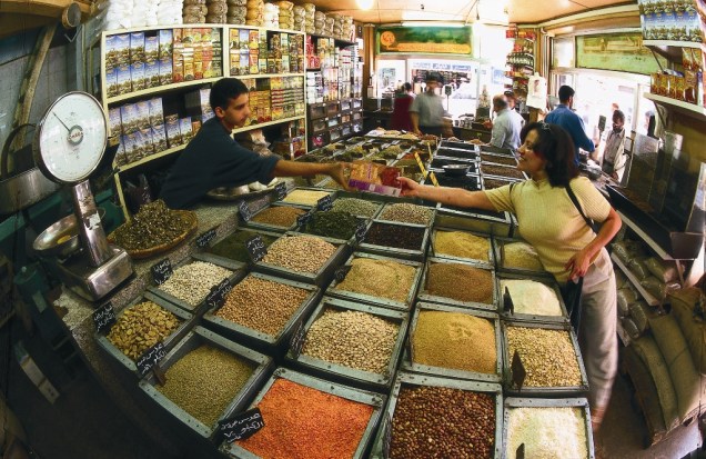 Como toda cidade do Oriente Médio, Amã possui uma série de bons mercados onde se pode encontrar de especiarias a tecidos, de roupas a artigos de prata e ouro