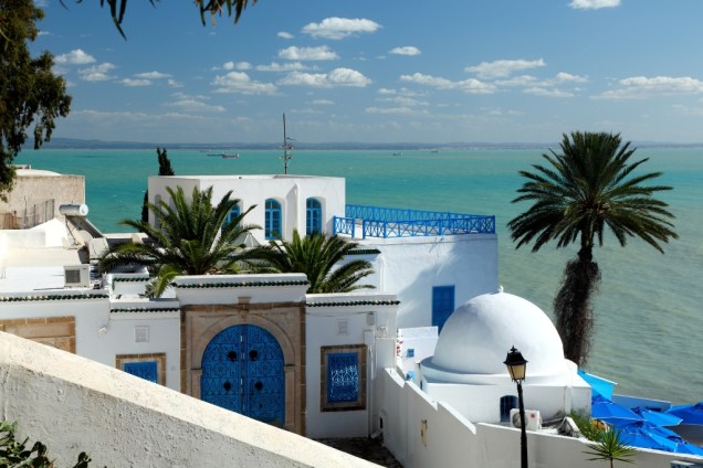 Sidi Bou Said é um subúrbio de Túnis, uma espécie de vilarejo com belas casas caiadas e charmosos cafés e restaurantes