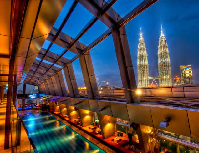 O SkyBar do Hotel Traders oferece ótimas vistas para as Torres Petronas.
