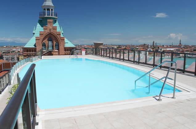 O Skyline, bar no alto do hotel Hilton Molino Stucky, é uma das atrações moderninhas da cidade - e uma das maneiras de ter uma vista impressionante do alto da cidade, que é quase toda plana O Skyline, bar no alto do hotel Hilton Molino Stucky, é uma das atrações moderninhas da cidade - e uma das maneiras de ter uma vista impressionante do alto da cidade, que é quase toda plana