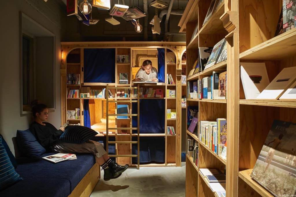 sofa-azul-book-and-bed-kyoto