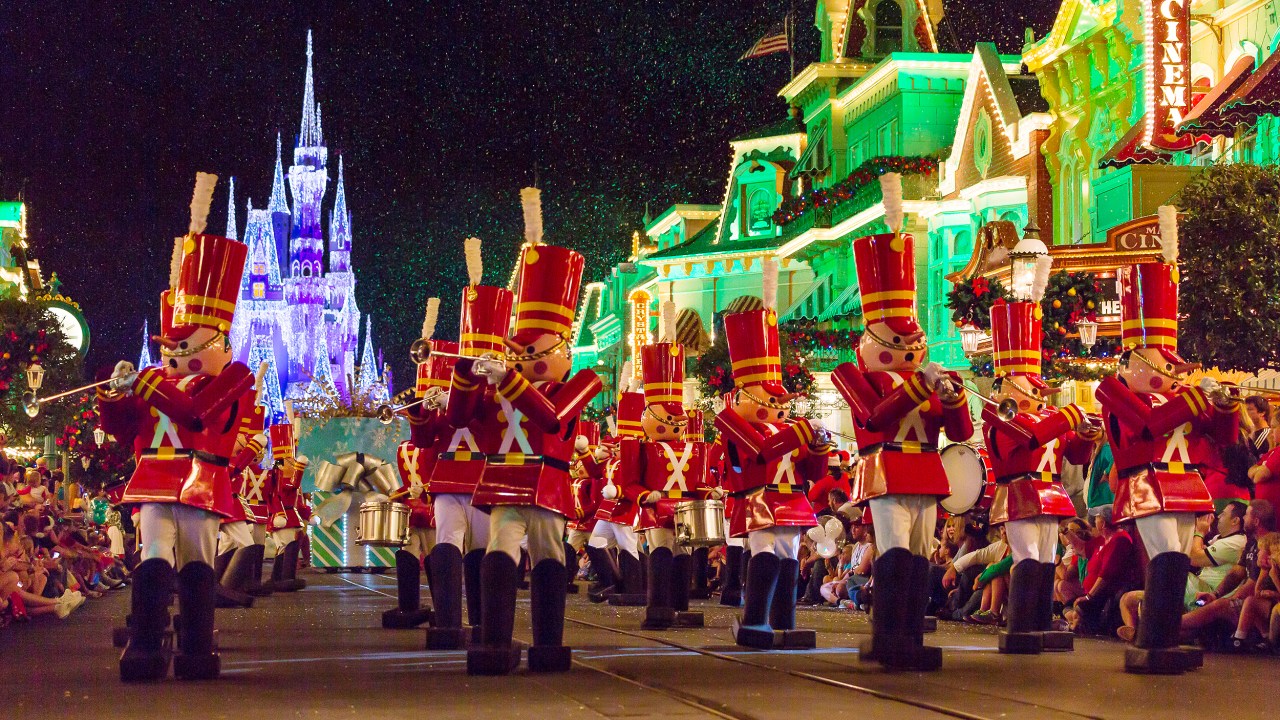Soldados de brinquedo animam a parada de Natal do Magic Kingdom, na Disney de Orlando (foto: Jeff Krause/Flickr/creative commons