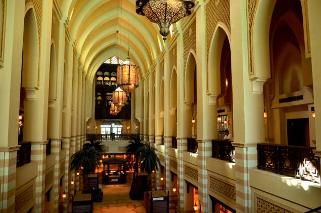 Com sua atmosfera silenciosa e preciosas lojas de artigos tradicionais, o Souk Al Bahar é um belo passeio em downtown, <a href="http://viajeaqui.abril.com.br/cidades/emirados-arabes-unidos-dubai" rel="Dubai" target="_blank">Dubai</a>