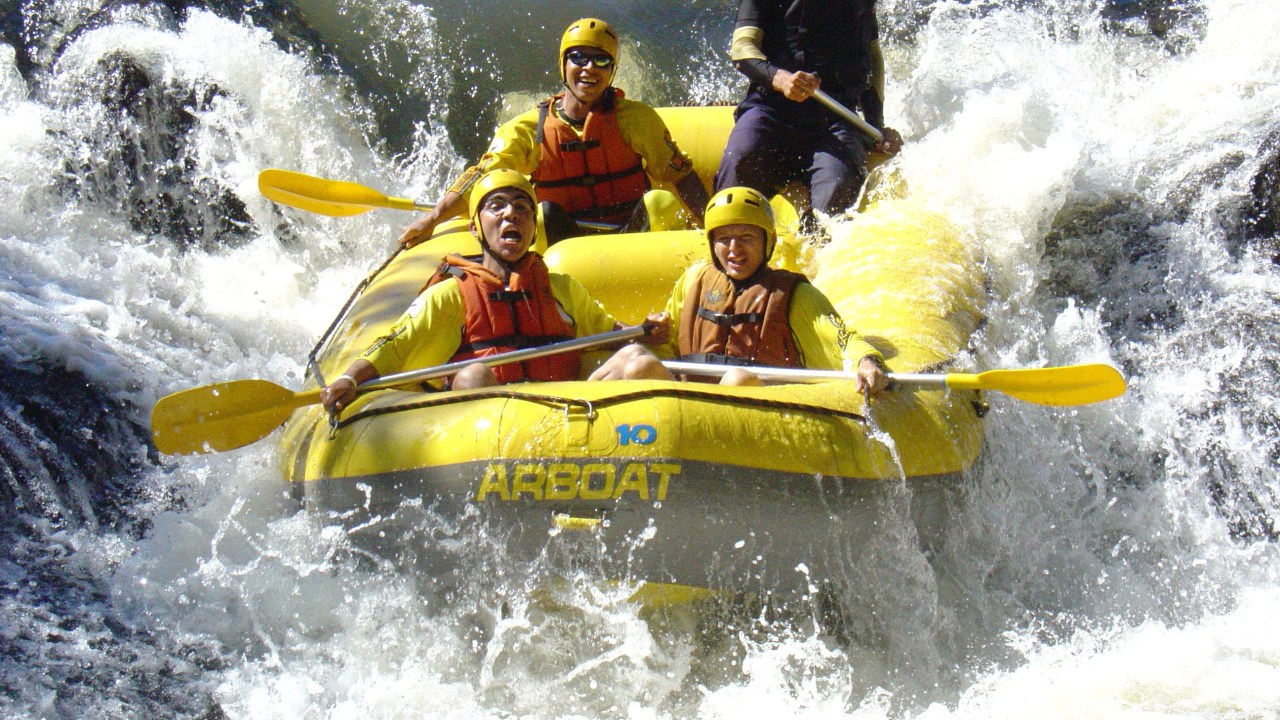 Turistas praticando rafting, Brotas (SP)