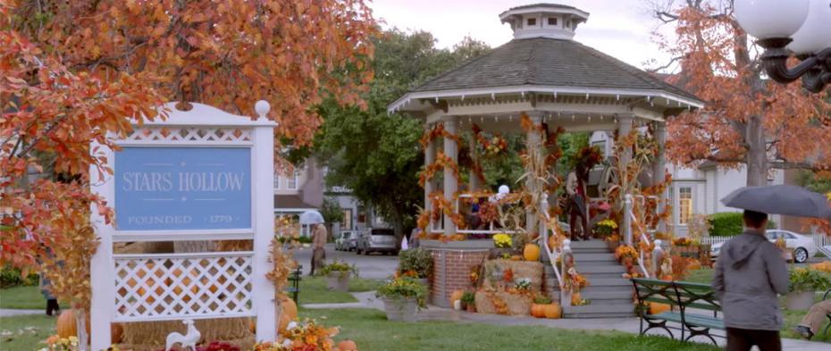 A fofa praça central com o icônico coreto de Stars Hollow, onde a cidade se reunia para os festivais mais inusitados (Reprodução)