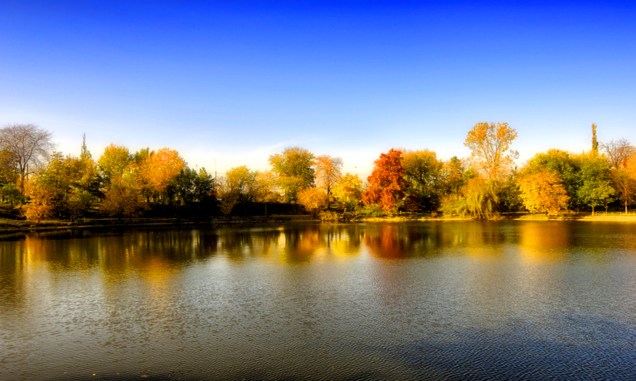 O outono de Bucareste, na Romênia, pode intimidar no começo com suas baixas temperaturas. No entanto, os cenários de suas paisagens ganham cores extras, com programas convidativos para casais