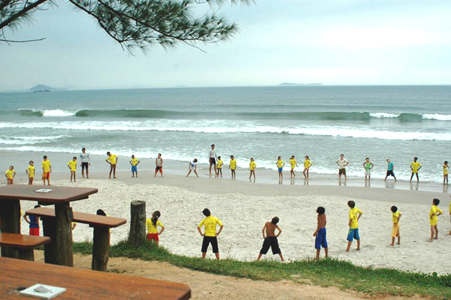Aula da Vento Sul Escola de Surf, em Garopaba, Morrinhos (SC)