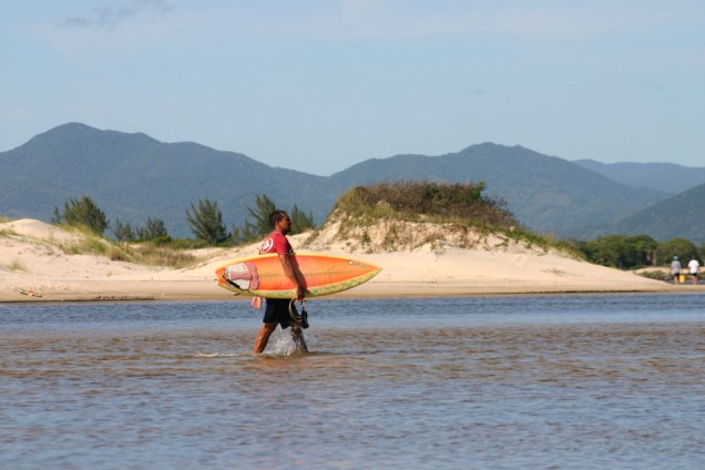 Surfista no Rio da Madre, na Praia Guarda do Embaú, Santa Catarina