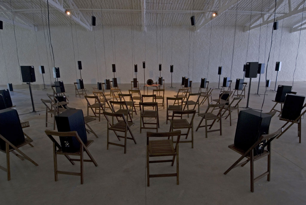 Obra O assassinato dos corvos, de Janet Cardiff e George Bures Miller, em Inhotim, Brumadinho (MG)