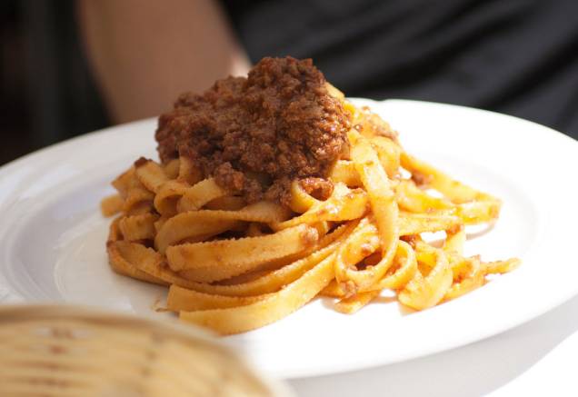Ao invés de um espaguete a bolonhesa, peça aqui um tagliatelle al ragù. Você levará uma massa maravilhosa e ainda não receberá um olhar torto do garçom Ao invés de um espaguete a bolonhesa, peça aqui um tagliatelle al ragù. Você levará uma massa maravilhosa e ainda não receberá um olhar torto do garçom