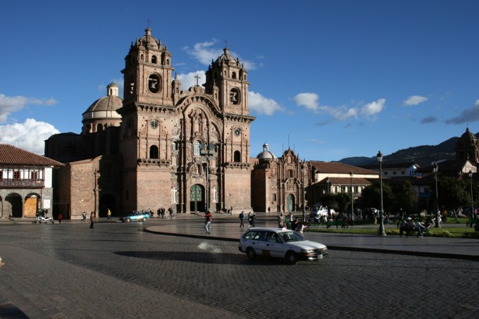 A Iglesia de la Compañia foi erguida pelos jesuítas no século 16 sobre um palácio inca
