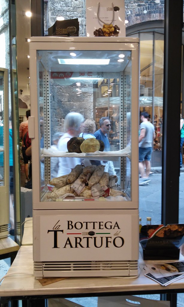 Trufas na La Bottega del Tartufo, loja em Siena e Lucca / Bruno Favoretto