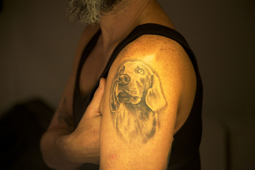 Tatuagem de cachorro na Mostra praCachorro, na Matilha Cultural, São Paulo