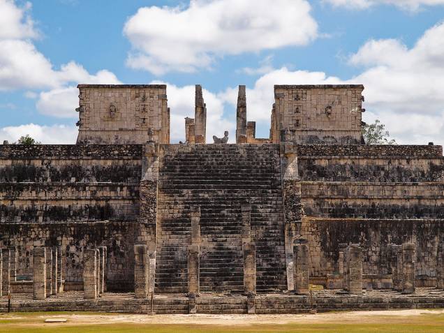 Templo dos Guerreiros em Chichén Itzá, com as Mil Colunas na base e a imagem do chacmool ocupando a parte central da plataforma superior