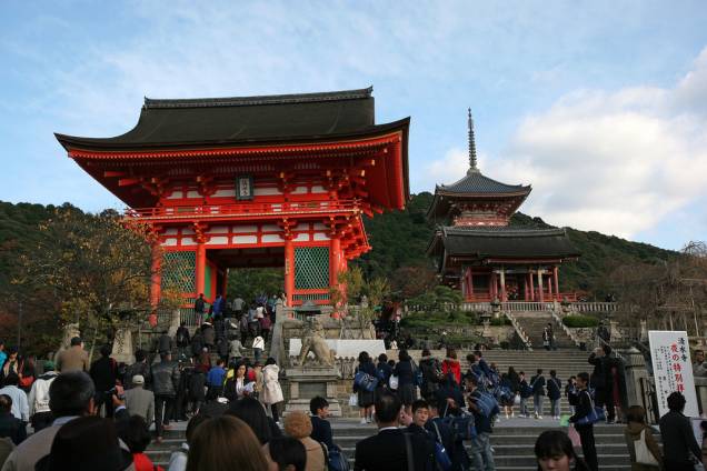 Entrada principal do templo Kiyomizudera, com o portão de entrada e o pagode budista à direita