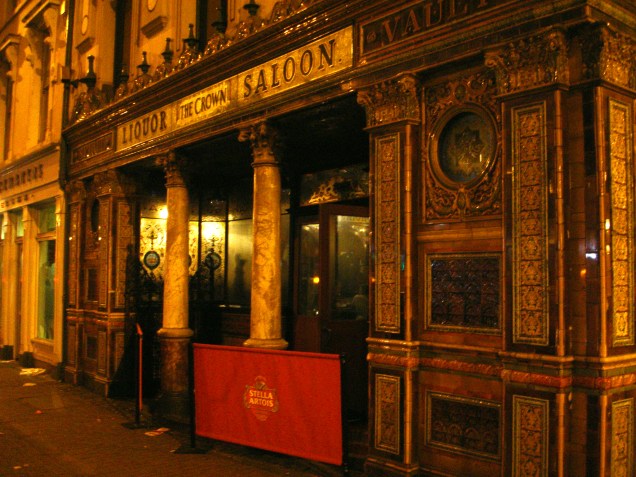 O The Crown Liquor Saloon é um tradicional pub da cidade de <a href="https://viajeaqui.abril.com.br/cidades/irlanda-do-norte-belfast" rel="Belfast">Belfast</a> e parada obrigatória durante a estada na capital. Além do ambiente aconchegante, há opções variadas de cervejas e petiscos