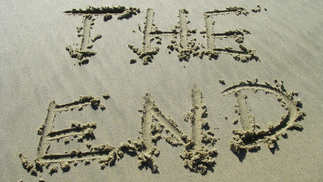 "The End" (o fim), escrito na areia de uma praia