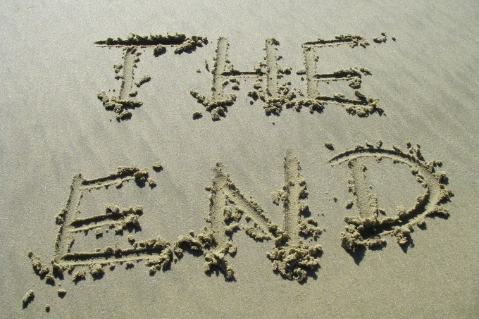 “The End” (o fim), escrito na areia de uma praia