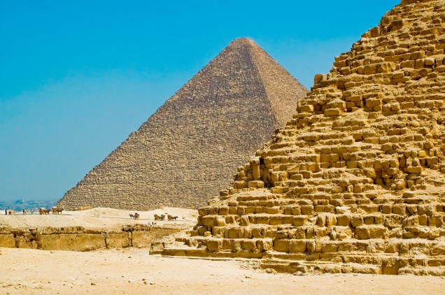 As pirâmides do Cairo ficam pertinho da cidade, na região suburbana de Gizé. Para chegar lá, é possível pegar metrô e depois vans que levam até a entrada do sítio arqueológico. Também é possível comprar passeios em agências de turismo que oferecem transporte