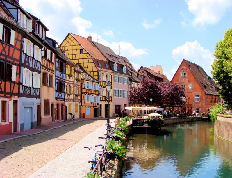 Ao redor de Petite Venise, é possível ver as construções de charme que marcam o cenário local