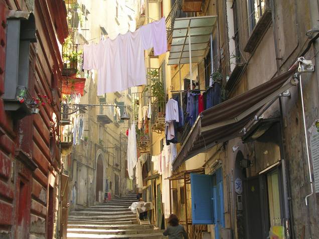 Uma cena italiana típica, mas que você só vê em Nápoles e nas outras cidadezinhas do sul da Itália: becos de prédios residenciais, com varais sobre as ruas