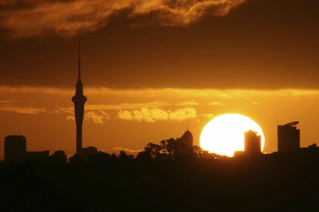 Em Auckland, é possível ver o pôr do sol na esquina do mundo a partir da Sky Tower, torre modernosa com nada menos que 328 metros de altura (é a edificação mais alta da Austrália)
