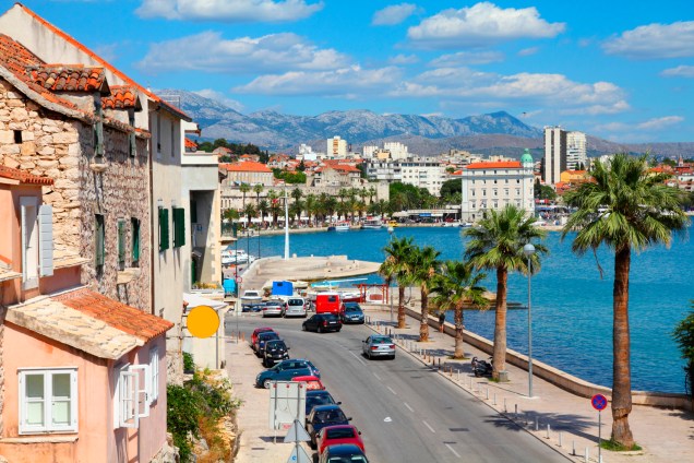 A bela visão de Split, na Croácia, às margens do lindo azul do Mar Adriático