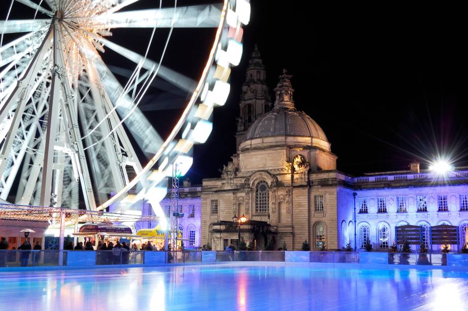 O parque Winter Wonderland de Cardiff, a capital do País de Gales, é repleto de atrações para curtir o inverno. Entre elas, destacam-se a <strong>pista de patinação</strong> e o gracioso Vilarejo Alpino