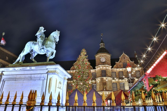 O mercado de Natal na cidade de Düsseldorf é tradicional - assim como em várias outras cidades alemãs