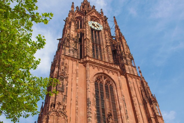 Na rota de roteiros religiosos, ideais para turistas que não dispensam uma atmosfera espiritualizada pra descarregar as energias, a Catedral de São Bartholomeu de Frankfurt é repleta de beleza, com belas obras de arte em seu interior