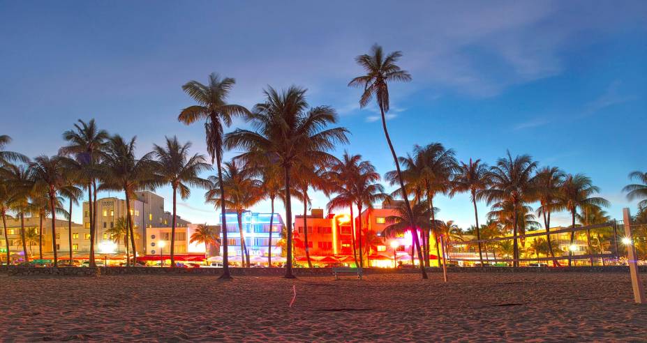O neon de Miami Beach já começa a surgir com o pôr do sol na cidade