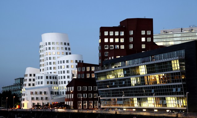 O bairro de Medienhaffen, em Düsseldorf, Alemanha, tem prédios do arquiteto Frank Gehry