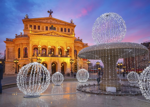 A Alte Oper de Frankfurt é um dos pontos ideias pra quem deseja roteiros mais clássicos pela cidade. A arquitetura da construção é o grande destaque, e impressina os turistas com sua riqueza de detalhes