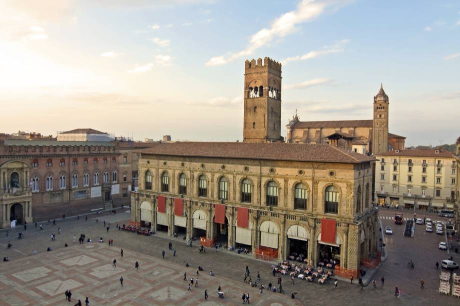 <a href="https://viajeaqui.abril.com.br/estabelecimentos/italia-bolonha-atracao-piazza-maggiore" rel="Piazza Maggiore" target="_blank">Piazza Maggiore</a>, em Bolonha; a cidade italiana é jovem e universitária - é possível admirar os prédios antigos que abrigam as diversas faculdades no centro histórico