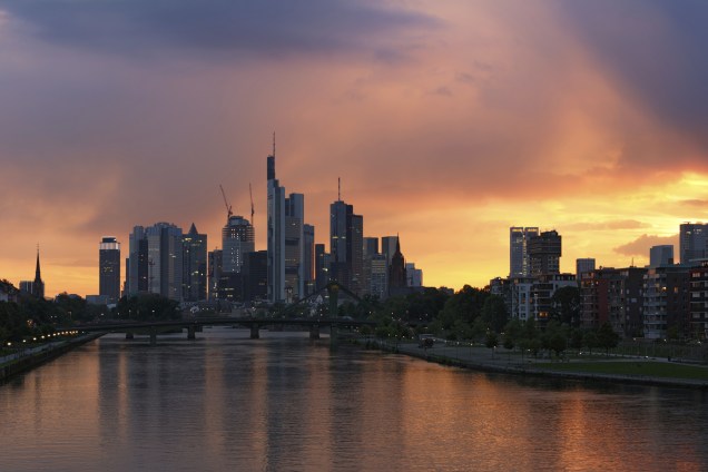 O entardecer da cidade de Frankfurt, na Alemanha. Sua paisagem urbana abriga bons museus e programas típicos de cidade grande, mas com uma segurança maior. Para se ter uma ideia: ela é constantemente apontada como uma das melhores cidades do mundo pra se viver 
