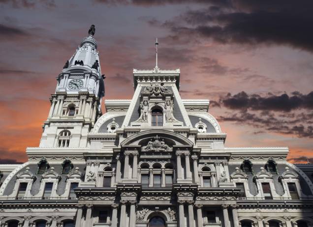 Pôr do Sol no Philadelphia City Hall. A construção, de arquitetura eclética e imponente, já foi considerada a edificação habitável mais alta do mundo entre 1894 e 1908