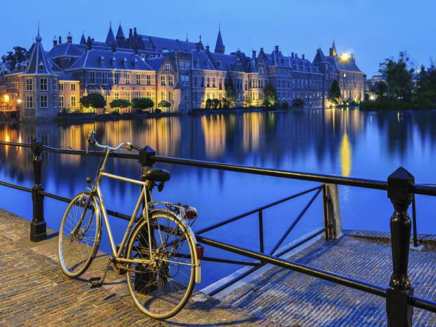Os canais de Haia formam um cenário único e charmoso, perfeito para os passeios de bicicleta que formam a identidade dos holandeses. Ao fundo, a beleza do Binnenhof Palace