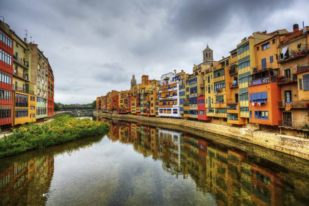 O rio Onyar é presença constante nas paisagens de Girona
