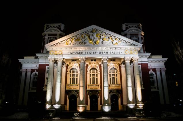 O Teatro Nacional de Ivan Vazov homenageia o poeta búlgaro e tem uma bela arquitetura. O ambiente arejado, marcado por um jardim no seu entorno, valoriza o lugar O Teatro Nacional de Ivan Vazov homenageia o poeta búlgaro e tem uma bela arquitetura. O ambiente arejado, marcado por um jardim no seu entorno, valoriza o lugar